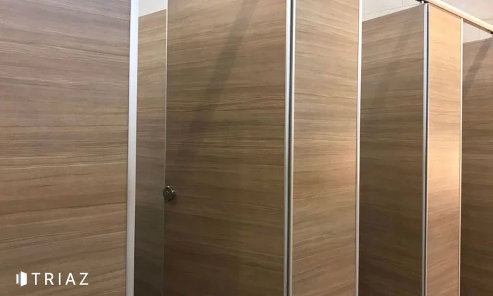 memilih-cubicle-toilet