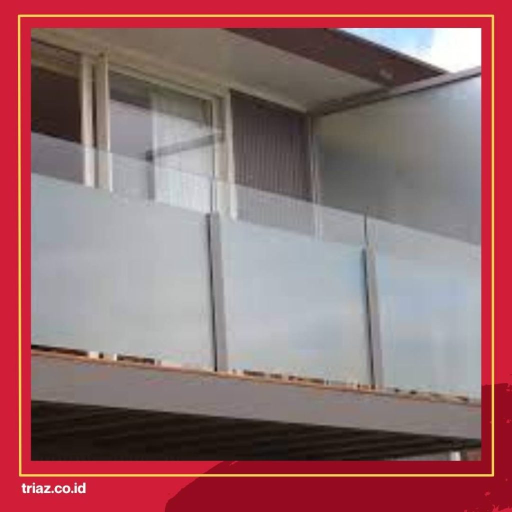 Railing Balkon Kaca Dengan Pelindung Cahaya